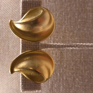 Vtg TAT Clip On Earrings Goldtone And Gorgeous!